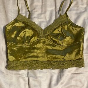 *RUNS LARGER* Silky army green top with lace and flowery pattern.